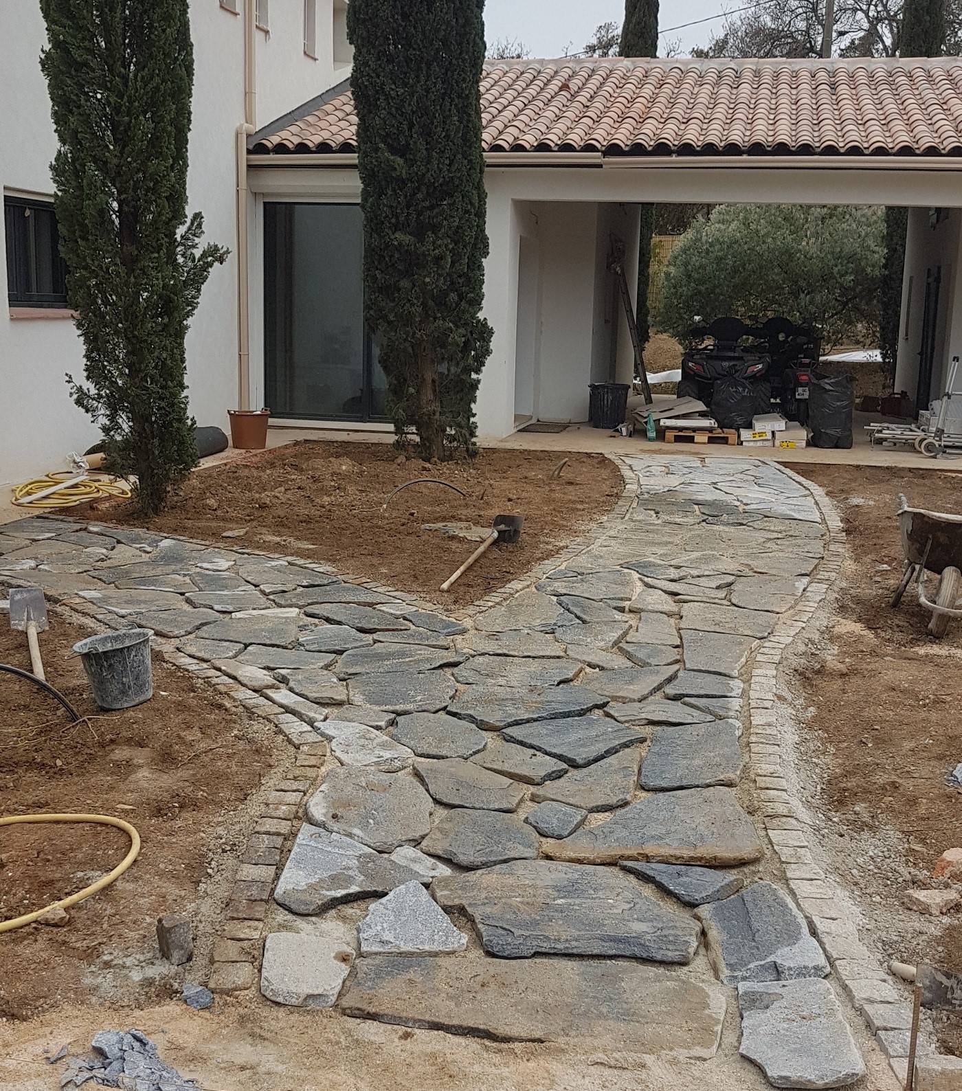 Allée pavée extérieure au Lavandou Allée pavée extérieure au Lavandou